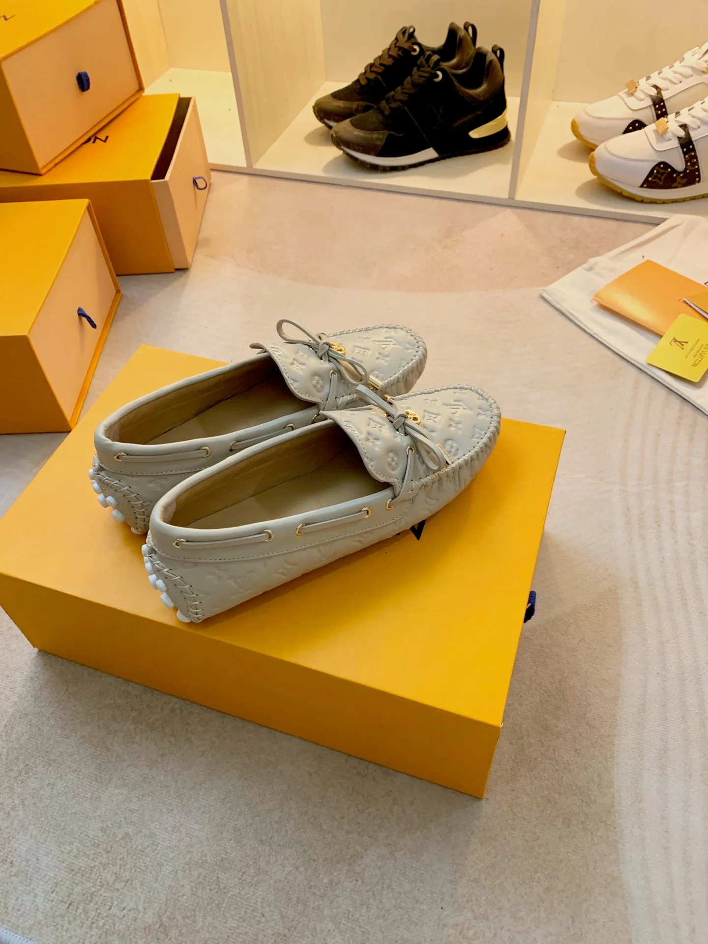 p460💰Couple model❤️🇫🇷 𝙇𝙤𝙪𝙞𝙨 𝙑𝙪𝙞𝙩𝙩𝙤𝙣 🇫🇷Louis Vuitton 2023 Classic𝓛𝓿 𝓣𝓻𝓪𝓲𝓷𝓮𝓻 Sports Series ➪➪➪¯ [Arizona Doudou Shoes Series] ▪️▪️▪️Arizona slip-on shoes are made of Monogram Eclipse canvas. Its hand-painted and dyed edges and hand-sewn uppers fully demonstrate Louis Vuitton's traditional shoemaking craftsmanship. This slip-on shoe is very lightweight. The integrated tongue and upper make it particularly comfortable and flexible. The soft outsole is equipped with rubber padding. Decorated with matching sash. Detailed features: ☑️Monogram Eclipse canvas ☑️Black Eclipse pattern ☑️Hand-painted shoe edges ☑️Hand-sewn uppers (each pair takes time to process) ☑️Integrated tongue and upper construction ☑️Outsole equipped with rubber lining ☑️size: 35_46